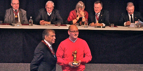 Didier met zijn trofee de GOUDEN POEM 2013